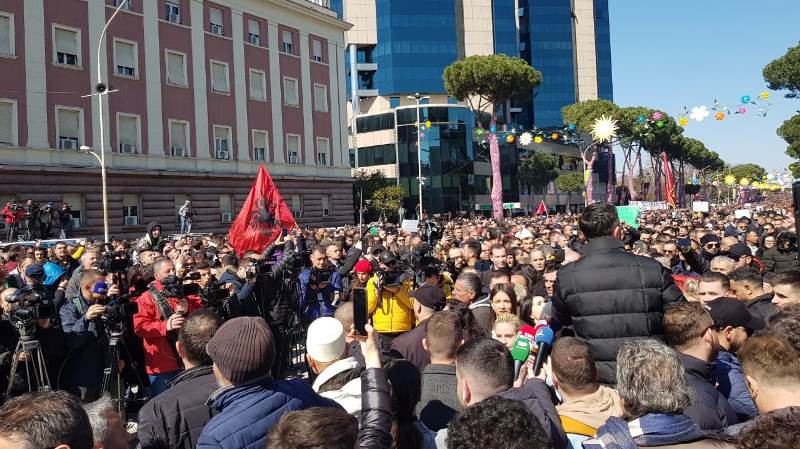 Protesta: Shqiptaret ngrihen masivisht kunder rritjes se cmimeve, stacionohen te Kryeministria